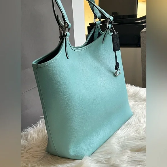 C6337 - Coach Day Tote - Picture 2 of 14